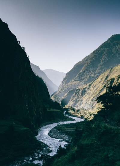 白天山与山之间的河流